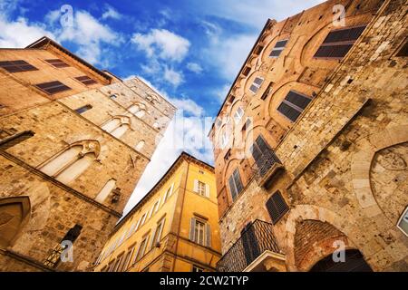Una vista de la arquitectura tradicional en la ciudad de Siena, Toscana, Italia Foto de stock