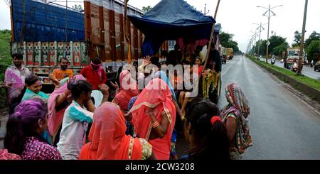 DISTRITO DE KATNI, INDIA - 12 DE SEPTIEMBRE de 2019: La aldea India de la multitud bailando en la carretera religiosa hindú tradicional en la carretera muestra en el Señor Ganesha immer Foto de stock