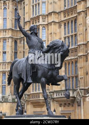 Estatua de Ricardo Corazón de León en frente de la casa del parlamento en Westminster, Londres, Reino Unido.