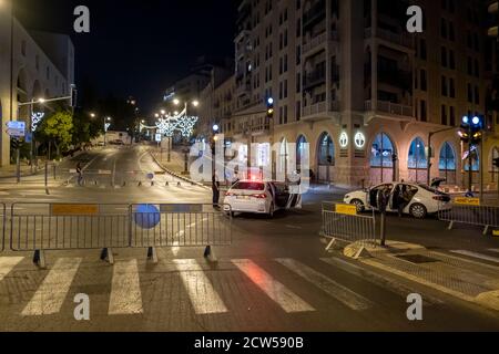 Los coches de la policía bloquean la calle King David debido al Yom Kippur judío también conocido como el día de la Expiación, el día más sagrado del año en el judaísmo, en Jerusalén Israel Foto de stock