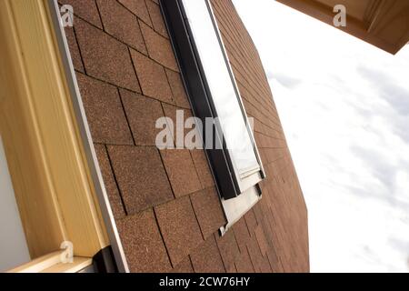 Casa moderna construcción de techos con claraboyas ático, sistema de  canaletas de lluvia, ventanas de techo