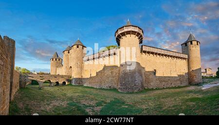 Carcasonne fortificaciones históricas medievales y murallas de la malversación, Carcasonne Francia Foto de stock