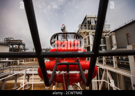 Tecnologías de seguridad de las plantas de refinería de petróleo. Extintor de incendios. De cerca. Depósito de petróleo de Zhaik-Munai, Kazajstán. Foto de stock