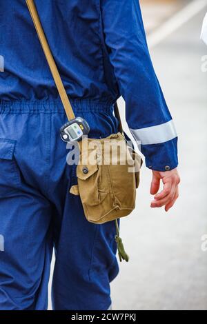 Tecnologías de seguridad de las plantas de refinería de petróleo. Máscara de gas en bolsa y analizador de gases Drager y detector. Depósito de petróleo de Zhaik-Munai, Kazajstán. Foto de stock