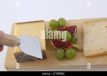 tabla de quesos con higos y uvas Foto de stock