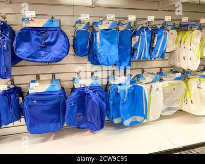 Orlando, FL/USA-9/28/20: La bolsa de compresión de embalaje de viaje se  muestra en la tienda organizadora minorista de la Tienda de Contenedores  Fotografía de stock - Alamy