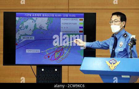 29 de septiembre de 2020. Resultado provisional de la investigación en N. K. Killing Yoon Sung-hyun, jefe de la oficina de investigación de la Guardia Costera de Corea, anuncia el resultado provisional de la investigación de la agencia sobre el reciente asesinato de un funcionario surcoreano en sus aguas durante una reunión informativa en la agencia de Incheon, al oeste de Seúl, El 29 de septiembre de 2020. Crédito: Yonhap/Newcom/Alamy Live News