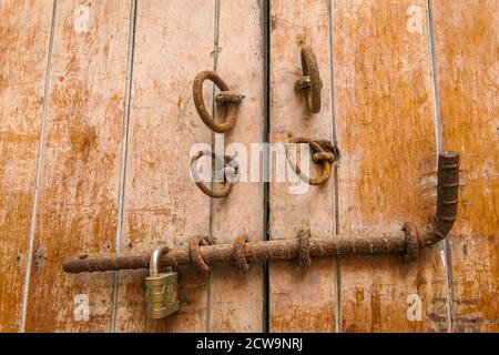 Primer plano de cerradura de puerta tradicional en puerta de madera en Cartagena, Colombia Foto de stock