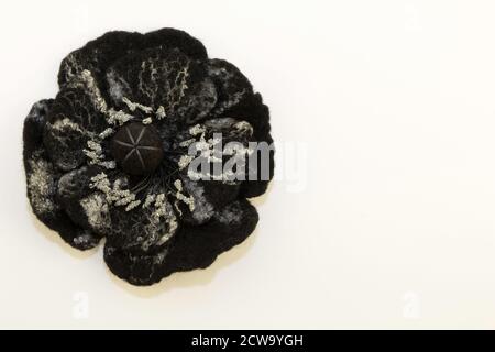 fieltro hecho a mano, flores, flores negras sobre fondo blanco Fotografía  de stock - Alamy
