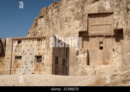 Fotografía tomada de Ka'ba-ye Zartosht, una estructura de piedra en el complejo Naqsh-e Rustam, en Fars, Irán. Foto de stock