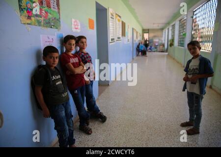 28 de septiembre de 2020: Idlib, Siria. 28 de septiembre de 2020. Los niños regresan a la escuela a principios del nuevo año académico observando algunas medidas cautelares para evitar la propagación del coronavirus. Ha habido un número relativamente bajo de infecciones y muertes de Covid-19 en las zonas controladas por la oposición en el noroeste de Siria, ya que han permanecido aisladas de los territorios circundantes. Sin embargo, un brote importante de virus constituiría una catástrofe en la región devastada, con su alta densidad de población, la congestión en los campamentos, la falta de infraestructuras básicas y una atención de salud rota