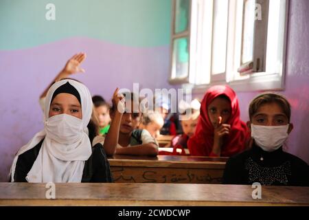 28 de septiembre de 2020: Idlib, Siria: Los niños regresan a la escuela al comienzo del nuevo año académico observando algunas medidas preventivas para evitar la propagación del coronavirus. Ha habido un número relativamente bajo de infecciones y muertes de Covid-19 en las zonas controladas por la oposición en el noroeste de Siria, ya que han permanecido aisladas de los territorios circundantes. Crédito: Juma Mohammad/IMAGESLIVE/ZUMA Wire/Alamy Live News