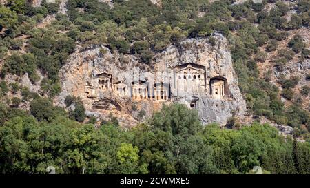 Tumbas famosas talladas dentro de las rocas en la antigua ciudad de Kaunos, Turquía. Lycian Tumbas reales de montaña talladas en las rocas cerca de la ciudad de Dalyan en el prov