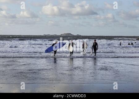 Surfistas en la costa galesa Foto de stock