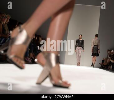 Los modelos presentan las creaciones de la colección Bibhu Mohapatra Primavera/Verano 2013 durante la Semana de la Moda de Nueva York 12 de septiembre de 2012. REUTERS/Andrew Kelly (ESTADOS UNIDOS - Tags: MODA)