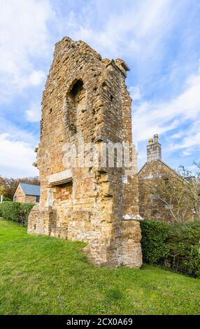 La pared final arruinada del comedor de los monjes o refectorio de la Abadía de Abbotsbury, un antiguo monasterio benedictino en Abbotsbury, Devon, al sureste de Inglaterra