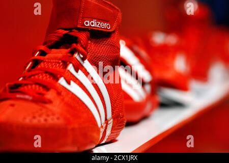 Los zapatos deportivos adidas 'Adizero' están en exhibición en el laboratorio innovación de Adidas en