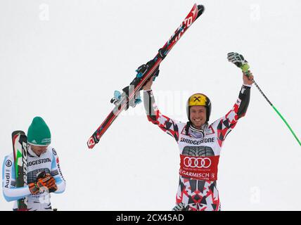 Felix Neureuther de Alemania (L) aplaude como Marcel Hirscher de Austria celebra después de ganar la Copa Mundial de esquí alpino de hombres slalom gigante en Garmisch-Partenkirchen 1 de marzo de 2015. REUTERS/Wolfgang Rattay (ALEMANIA - Tags: ESQUÍ DEPORTIVO)