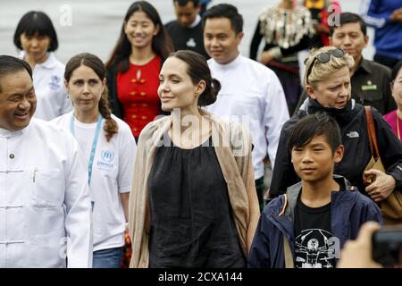 La enviada especial del ACNUR, Angelina Jolie Pitt, y su hijo Pax, llegan al aeropuerto de Myitkyina, en la capital de Myitkyina, estado de Kachin, Myanmar, el 30 de julio de 2015. REUTERS/Soe Zeya Tun