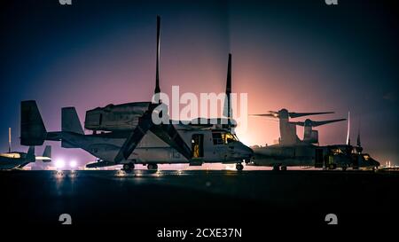 Cuerpo de Marines de EE.UU. MV-22 Ospreys asignados al escuadrón de Tiltrotor Medio Marino 166, Fuerza de tarea Aire-Tierra Marina de propósito Especial respuesta a crisis - comando Central, se realizan en la línea de vuelo en Kuwait, 24 de septiembre de 2020. El SPMAGTF-CR-CC es una fuerza de respuesta a la crisis, preparada para desplegar una variedad de capacidades en toda la región. (EE.UU Marine Corps foto por Lance Cpl. Andrew Skiver)