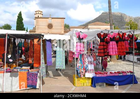 Puestos en el mercado de Puerto Pollensa Mallorca Foto de stock