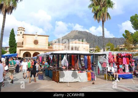 Turistas en el mercado de Puerto Pollensa Mallorca Foto de stock