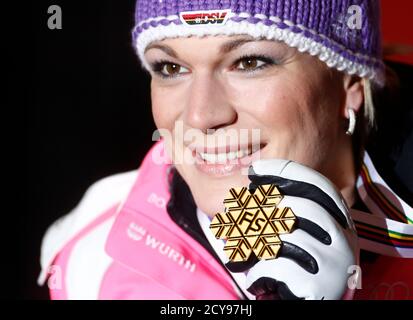 La ganadora de la medalla de oro Maria Hoefl-Riesch de Alemania presenta su medalla durante la ceremonia del podio para la carrera de mujeres Super combinadas en el Campeonato Mundial de esquí alpino en Schladming 8 de febrero de 2013. REUTERS/Dominic Ebenbichler (AUSTRIA - Tags: ESQUÍ DEPORTIVO)