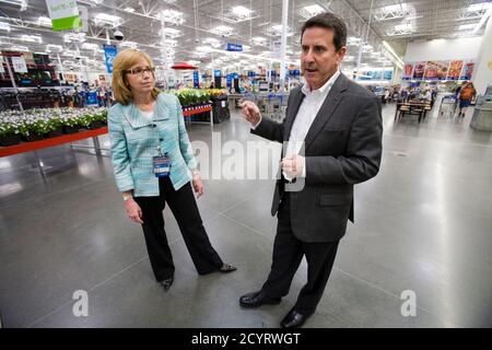 Cindy Davis, vicepresidente ejecutivo de Walmart Stores Inc., habla sobre  el programa eValues de Sam's Club durante una entrevista y gira por una  tienda de Sam's Club en Bentonville, Arkansas, el 13