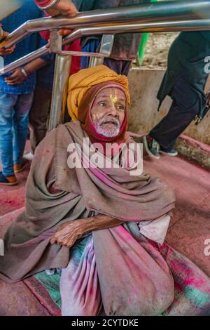 Barsana, India - Febrero 23, 2018 - Un begger pide limosnas durante el festival de Holi Foto de stock