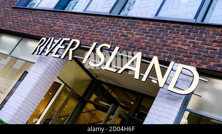 Londres Reino Unido, octubre de 02 2020, River Island High Street cadena de moda de entrada y logotipo sin personas
