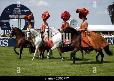 Las mujeres con sombreros en una carrera de caballos, Epsom, Reino Unido  Fotografía de stock - Alamy