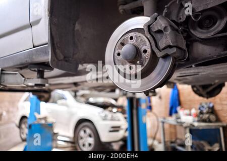 Limpieza del sistema de frenos de disco de coche Fotografía de stock - Alamy