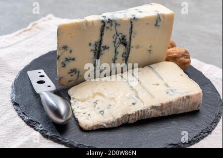 Comida italiana, manteca o queso azul firme hecho de leche de vaca en Gorgonzola, Milán, Italia de cerca Foto de stock