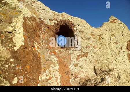 Carahunge significa HABLAR PIEDRAS en armenio, los agujeros de piedras en este sitio arqueológico Crear sonidos silbantes en un día de viento, Provincia de Syunik Foto de stock