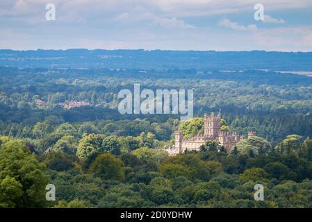 Una elevada opinión de Highclere Castle tomado de Beacon Hill, en Hampshire, Inglaterra.