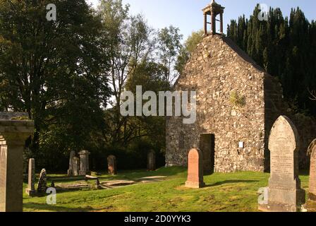 El viejo Kirk en Balquhidder en Escocia y tumbas de Rob Roy McGregor, su esposa Mary y dos hijos