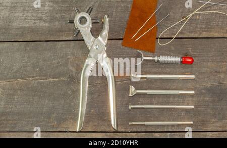 Un perforador de cuero para hacer agujeros en cinturones, etc. sobre un  fondo blanco Fotografía de stock - Alamy