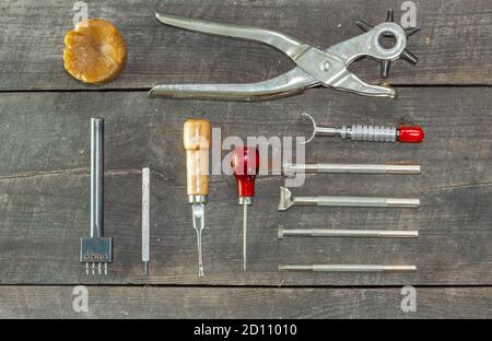 Un perforador de cuero para hacer agujeros en cinturones, etc. sobre un  fondo blanco Fotografía de stock - Alamy