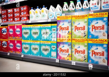 Cajas de polvo de lavado Persil a la venta en un supermercado en Cardiff, Gales, Reino Unido. Foto de stock
