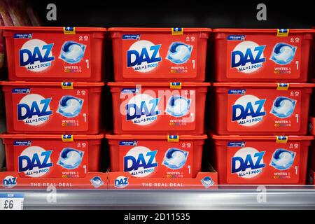 Cajas de polvo de lavado Daz a la venta en un supermercado en Cardiff, Gales, Reino Unido. Foto de stock