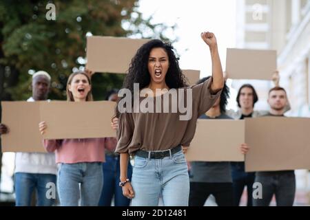Una joven que dirige a un grupo de manifestantes en la calle