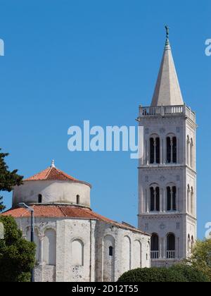 Famoso símbolo de la hermosa ciudad de Zadar en Croacia, la antigua iglesia de estilo bizantino de San Donato y el campanario en estilo románico Foto de stock