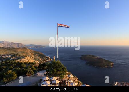 Vista desde el punto de observación de la montaña SRD, sobre el mar Adriático en Dubrovnik, Dalmacia, Croacia Foto de stock