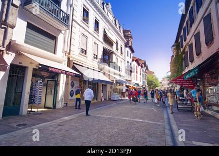 Las calles adoquinadas de San Juan de Luz en el País Vasco francés Foto de stock