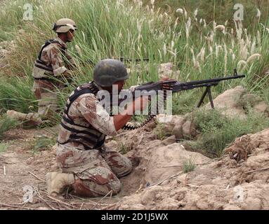 Soldados iraquíes toman posición en las afueras de Mahmoudiya, 30km (20 millas) al sur de Bagdad, 16 de mayo de 2007 mientras continúan la búsqueda de tres soldados estadounidenses desaparecidos. Las fuerzas estadounidenses que buscaban a los tres soldados dijeron el martes que los militantes sospechosos de al Qaeda que sostenían a los hombres estaban atrapados en un área de tierras agrícolas cerca de Bagdad. Los soldados, parte de una unidad más grande enviada para interceptar bombas en la carretera en una fortaleza militante árabe sunita, desaparecieron después de una emboscada coordinada el sábado en la que otros cuatro soldados estadounidenses y un traductor del ejército iraquí fueron asesinados. REUTERS/Ibrahim Sultan (IRAK)