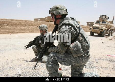 Soldados estadounidenses toman posición durante una patrulla en un pueblo de Baiji, a 180 km (112 millas) al norte de Bagdad, 19 de junio de 2008. Foto tomada el 19 de junio de 2008. REUTERS/Sabah al-Bazee (IRAK)