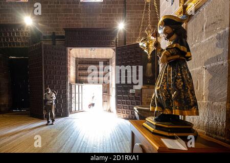 Santiago peregrino, talla en madera, sello XXI, iglesia de Santa María de la Asunción, Navarrete, la Rioja, España Foto de stock