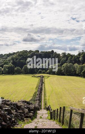 Vista general mirando al oeste a lo largo de la pared de Adriano hacia los restos del puente romano, Willowford, Upper Denton, Carlisle, Cumbria, Reino Unido. Foto de stock