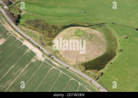 Silbury Hill, un gran montículo monumental neolítico tardío, cerca de Avebury, Wiltshire, Reino Unido. Vista aérea. Foto de stock