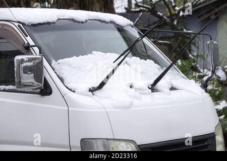 Movimiento del limpiaparabrisas en el parabrisas sucio vistos a través de  coche Fotografía de stock - Alamy